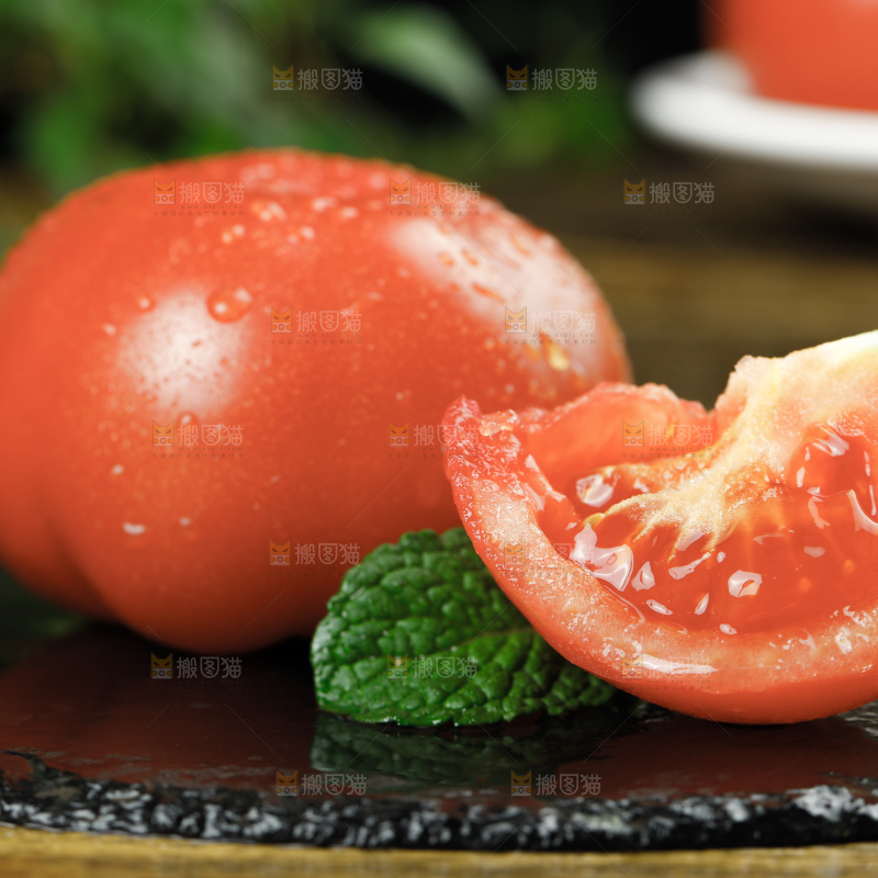 深底上的普罗旺斯西红柿