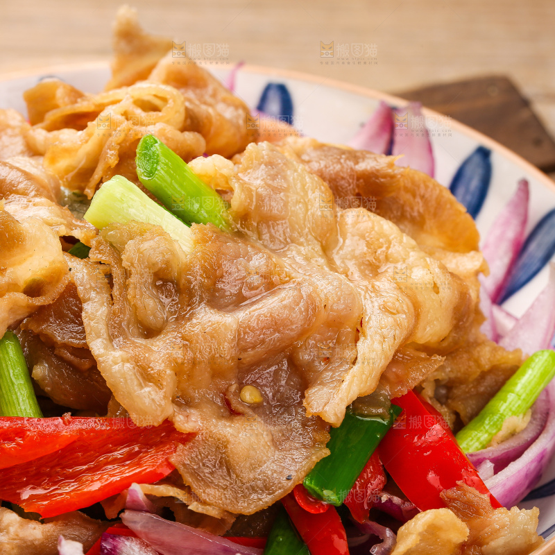 盘子里的凉拌牛肉卷