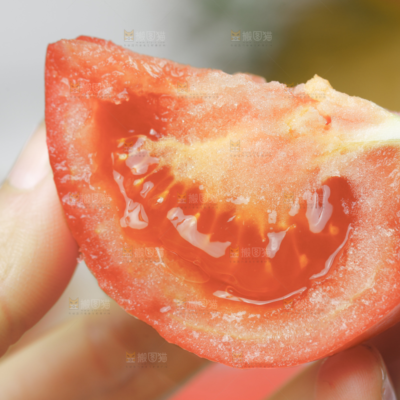 浅底上的普罗旺斯西红柿