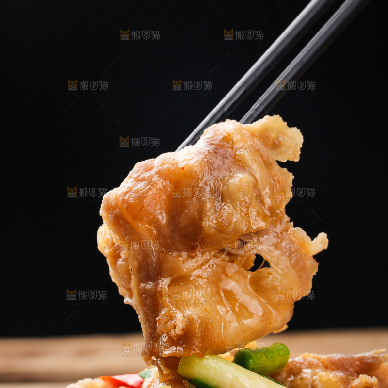 盘子里的凉拌牛肉卷