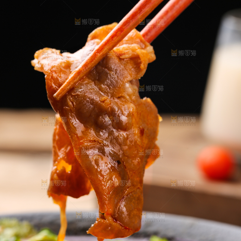 木底上的麻辣羊肉卷