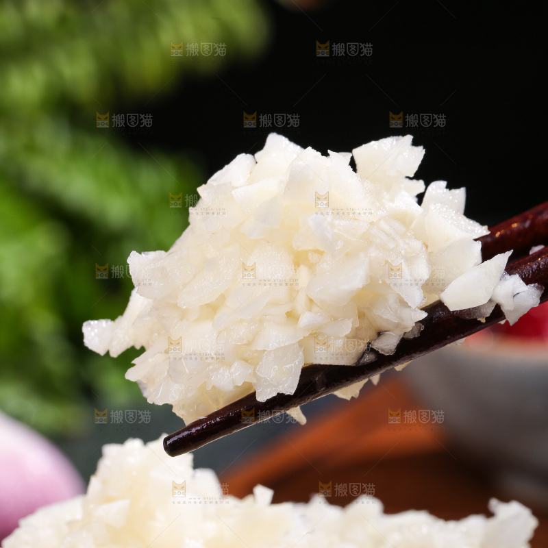 深底上的蒜末