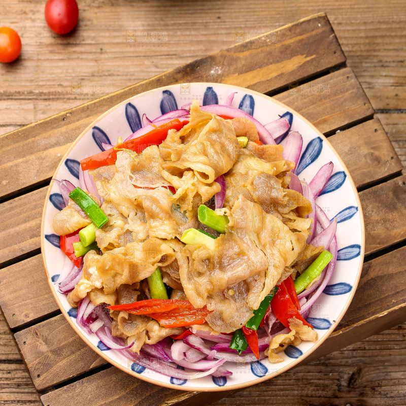 盘子里的凉拌牛肉卷