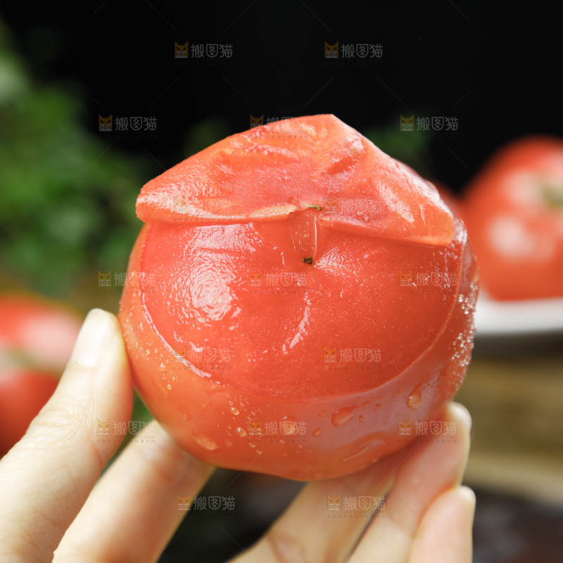深底上的普罗旺斯西红柿