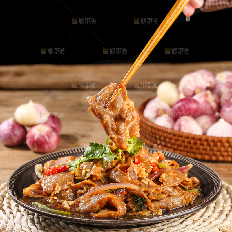 木底上的麻辣羊肉卷