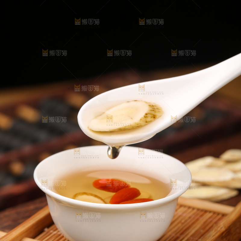 杯子里的黄芪茶