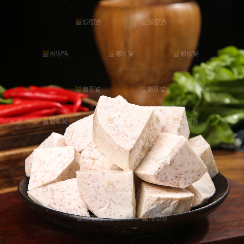 深底上的去皮芋头块