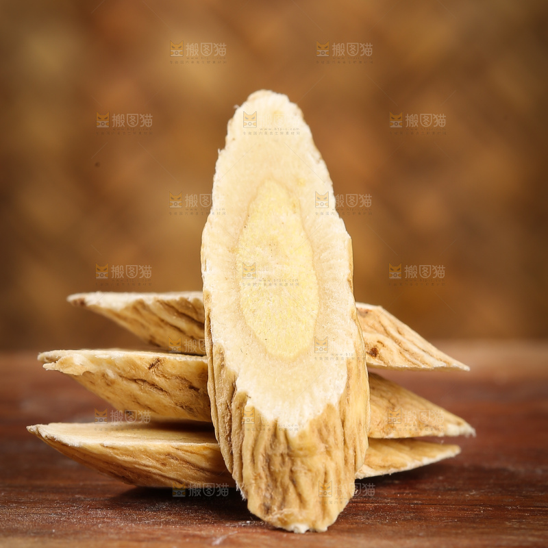 深底上的黄芪片