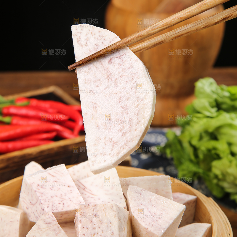 深底上的去皮芋头块