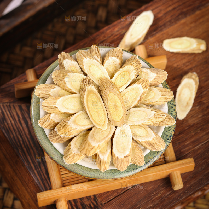 深底上的黄芪片