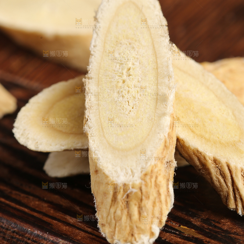 深底上的黄芪片