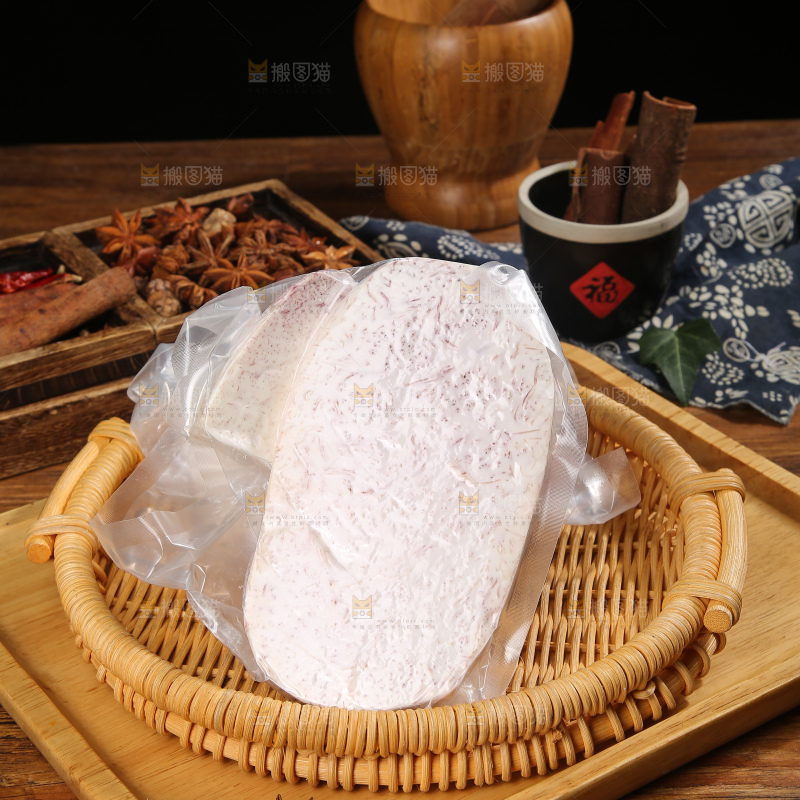 深底上的去皮芋头块