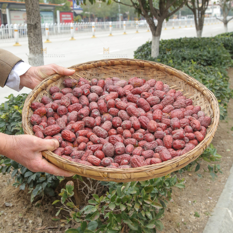 堆放着的灰枣