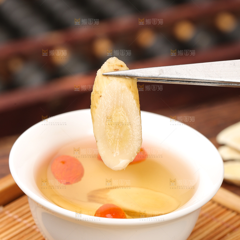 杯子里的黄芪茶