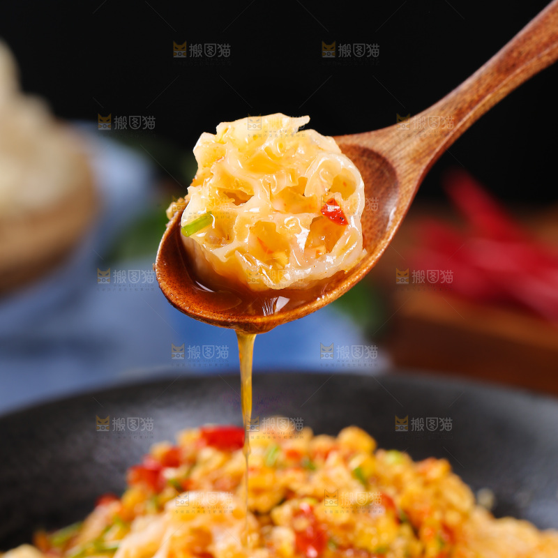 深底上的凉拌面藕