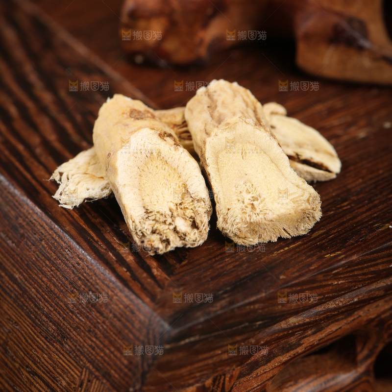 深底上的黄芪片