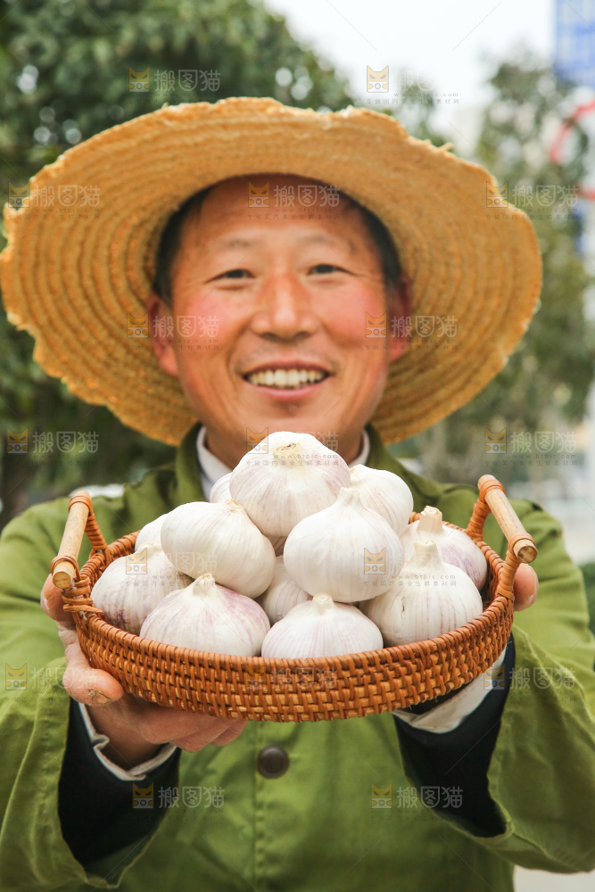 手里拿着干大蒜