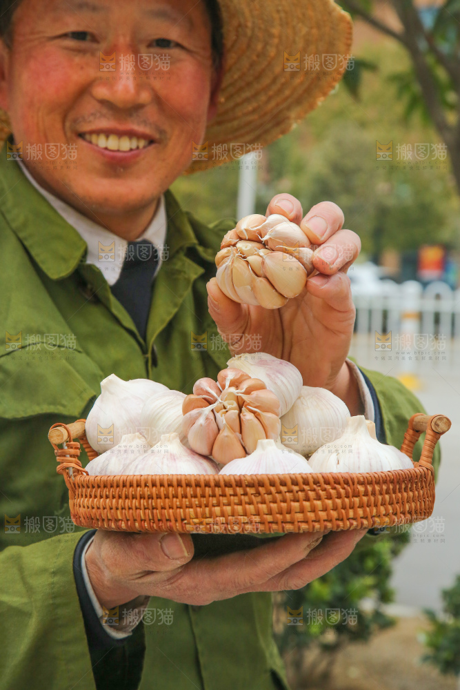 手里拿着干大蒜