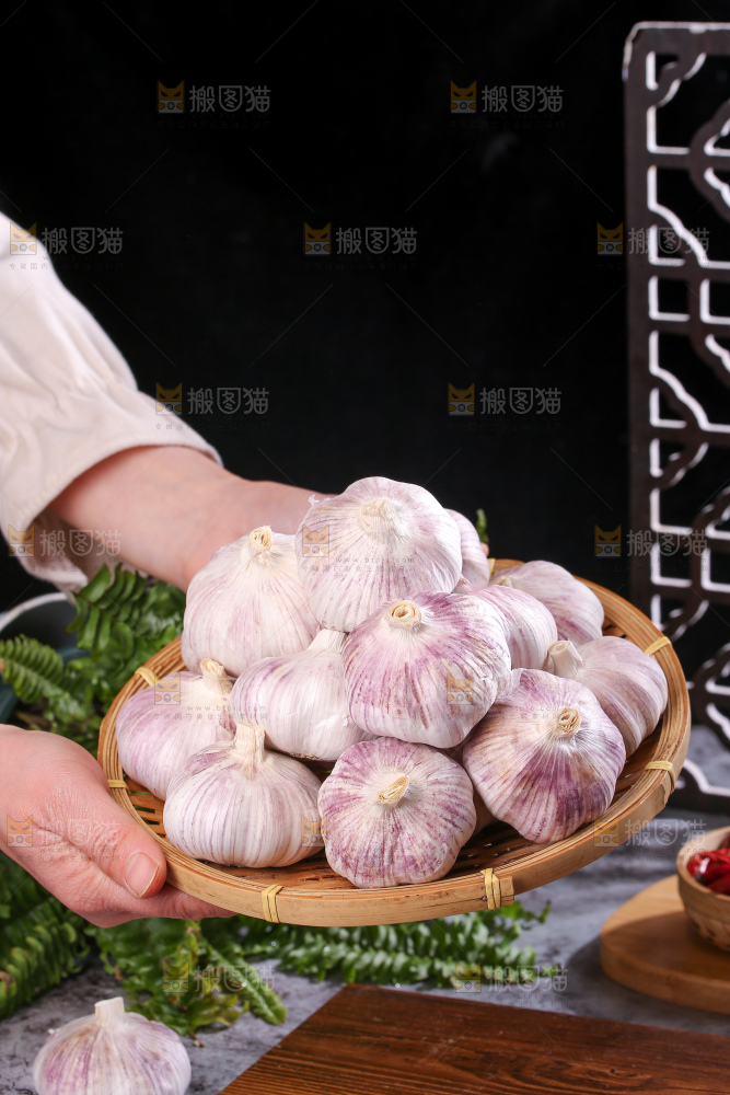 深底上的干大蒜