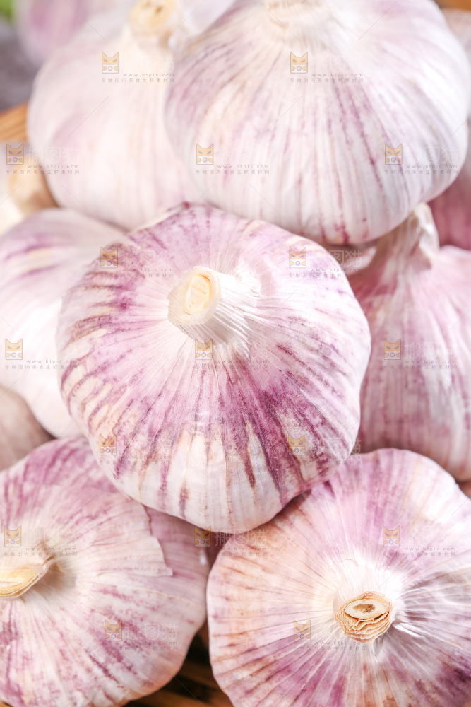 深底上的干大蒜