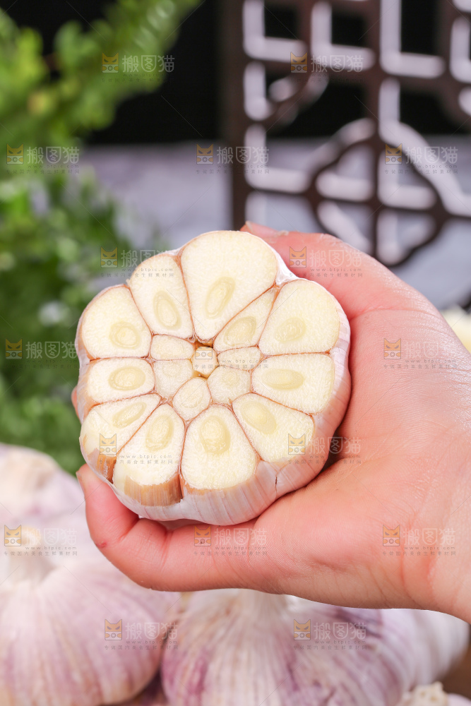 深底上的干大蒜