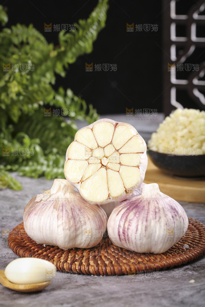 深底上的干大蒜