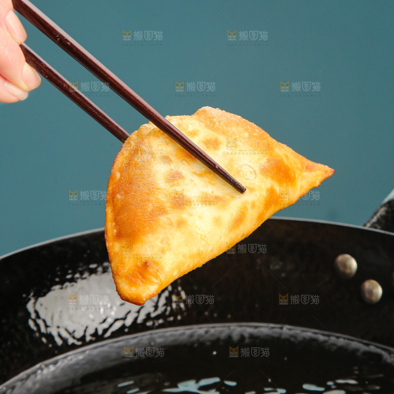 锅里正在炸饺子