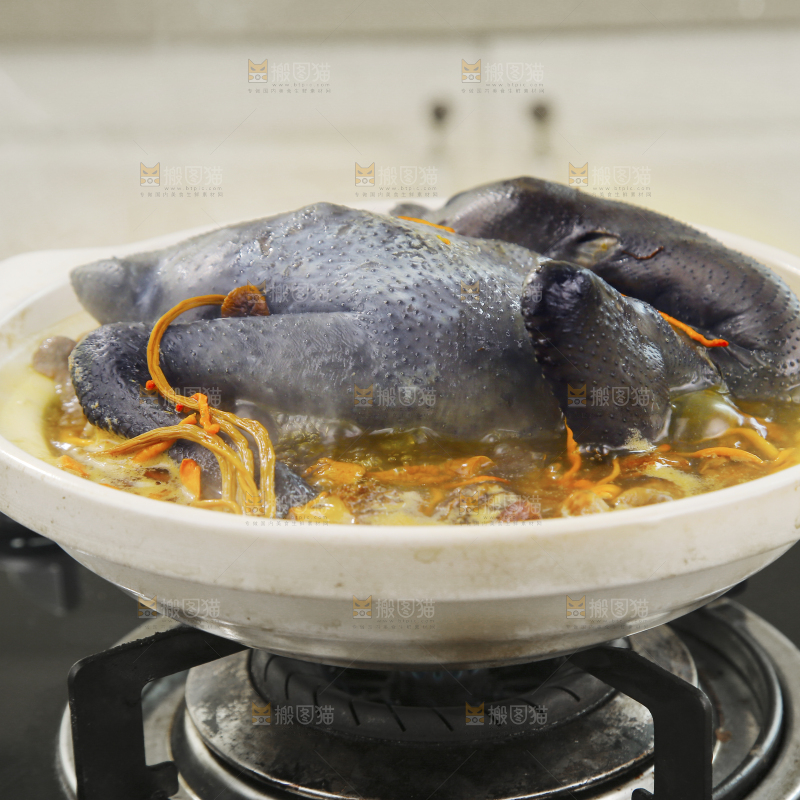 锅里煮着乌鸡汤