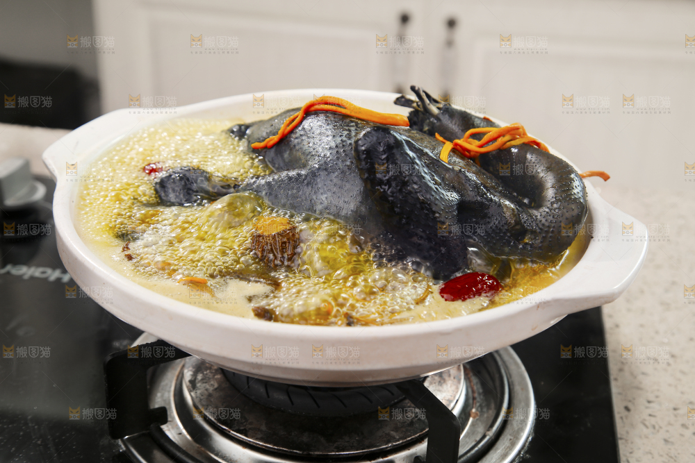 锅里煮着乌鸡汤