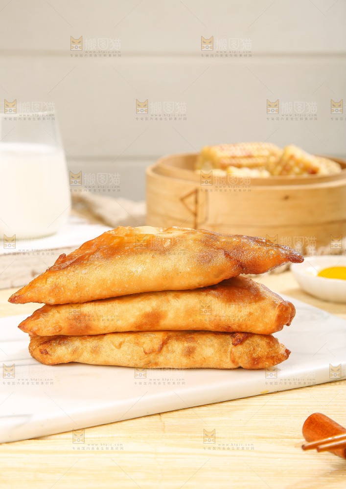 浅底上的脆皮菜饺