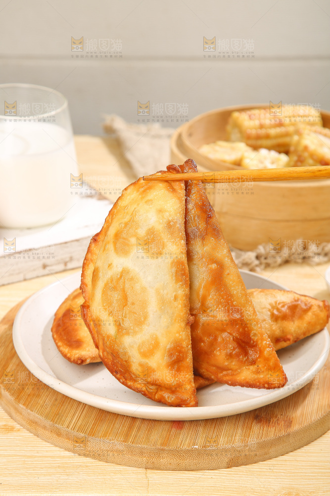 浅底上的脆皮菜饺