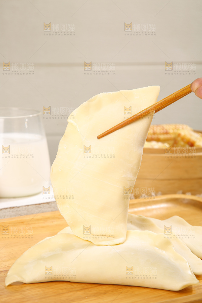 浅底上的脆皮菜饺