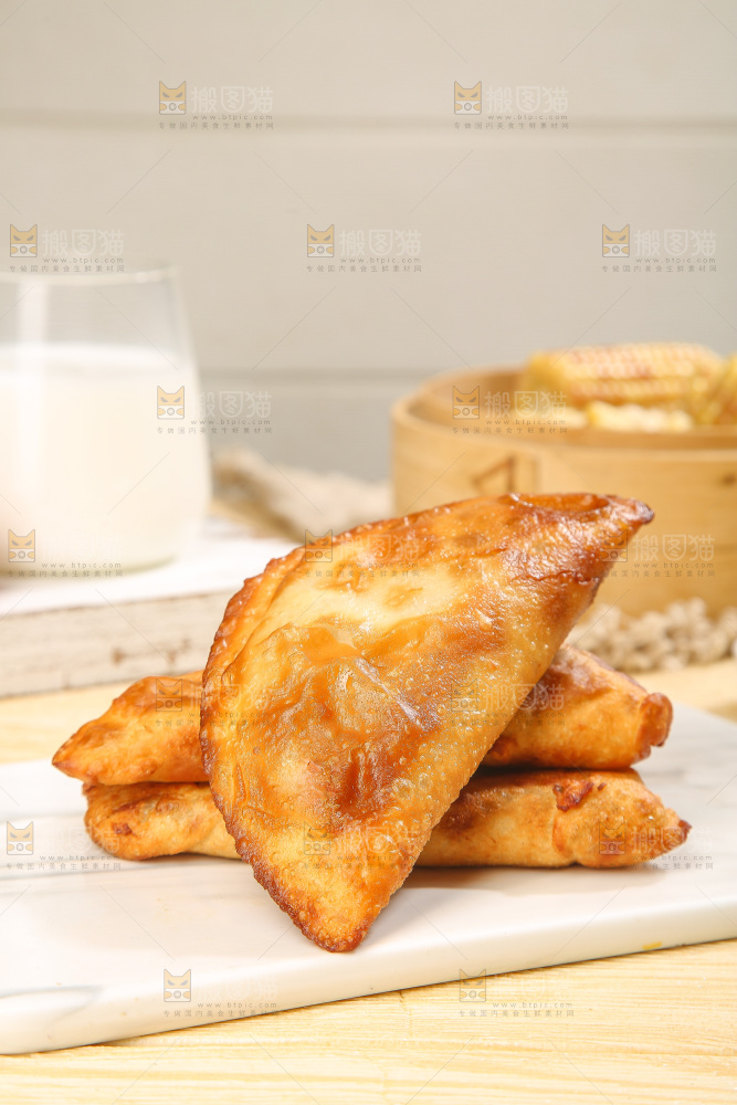 浅底上的脆皮菜饺