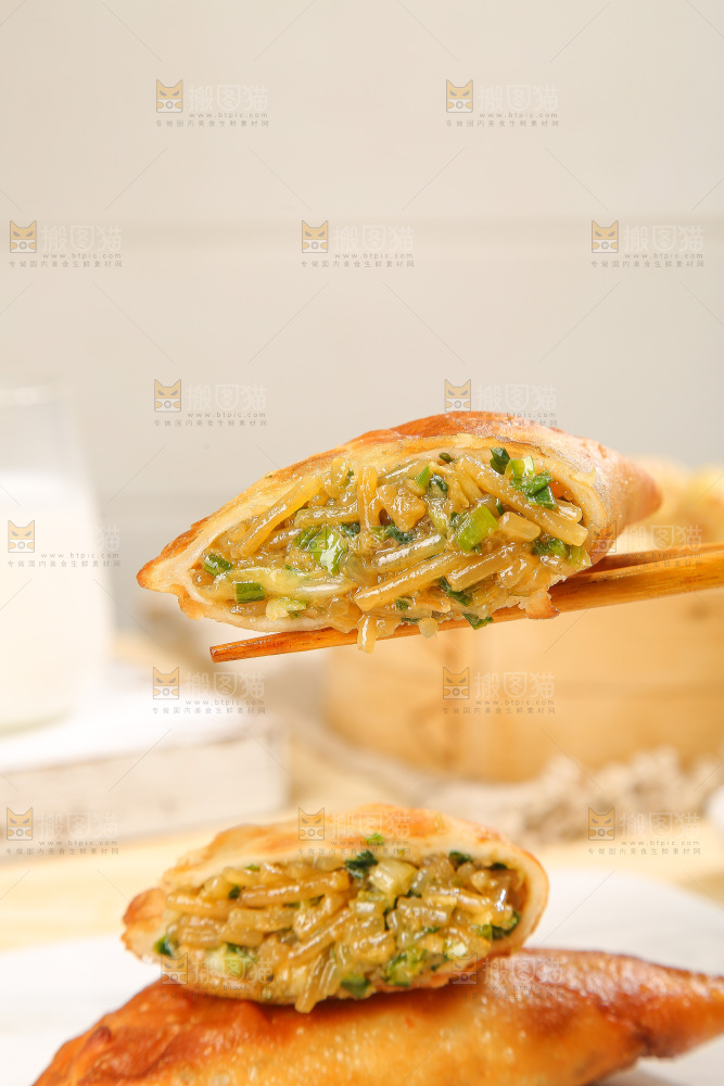 浅底上的脆皮菜饺