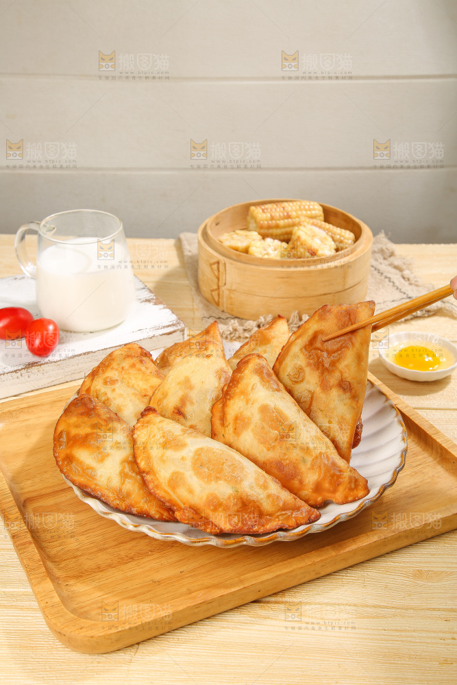 浅底上的脆皮菜饺