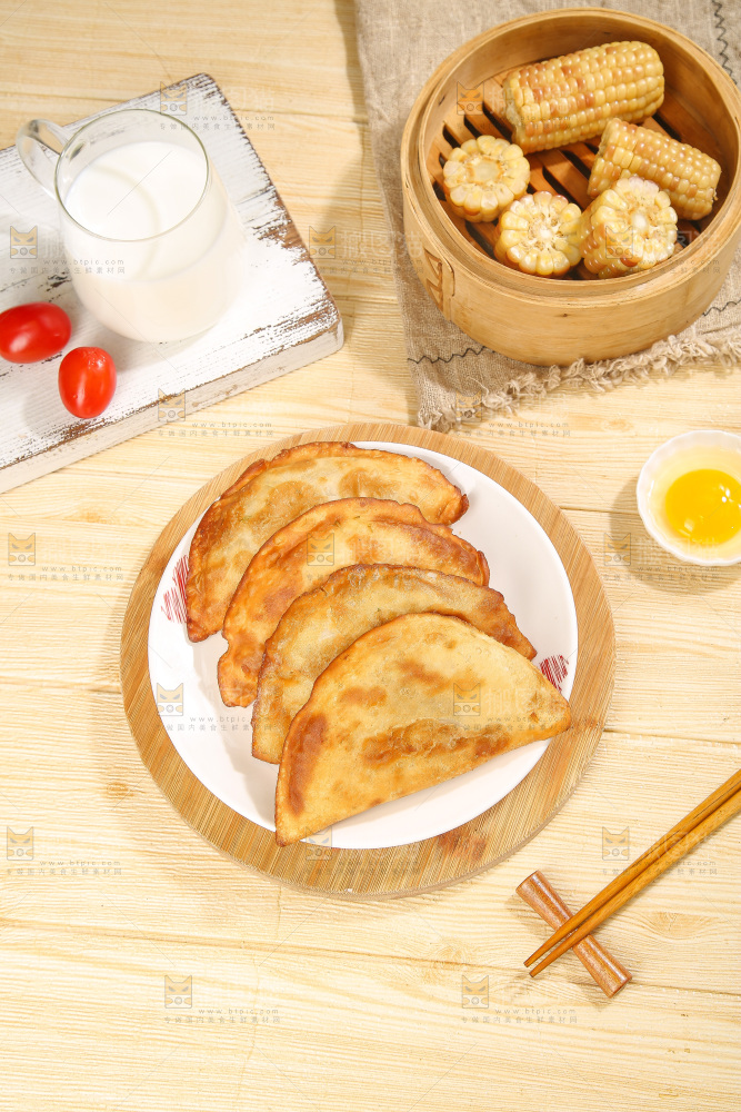 浅底上的脆皮菜饺
