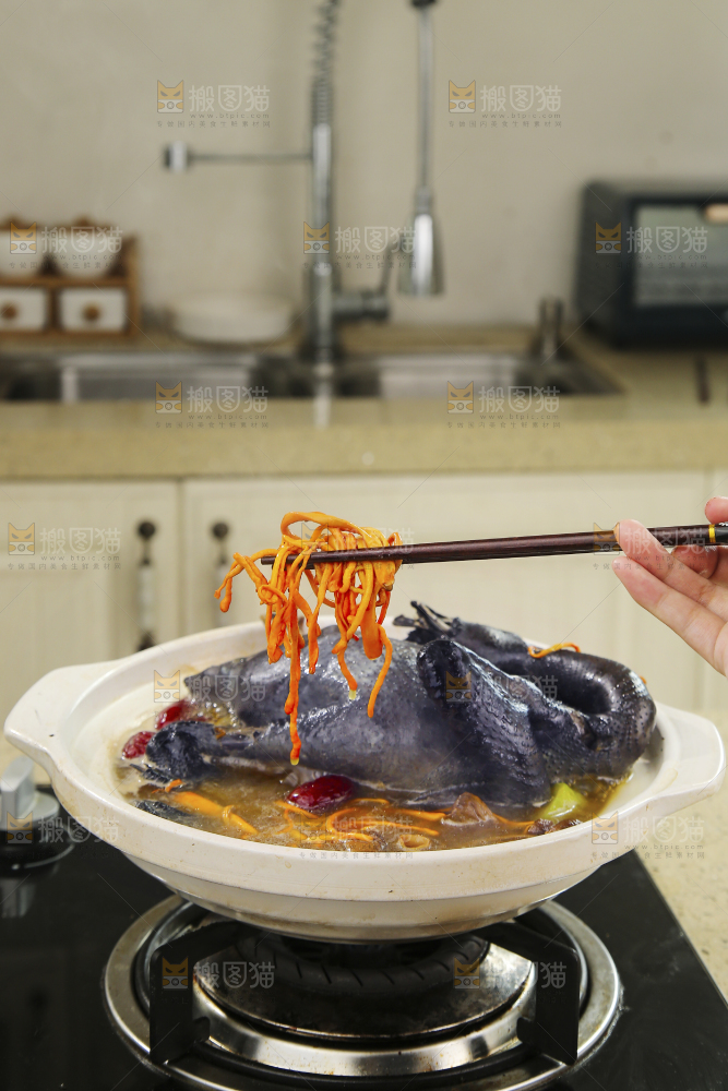 锅里煮着乌鸡汤