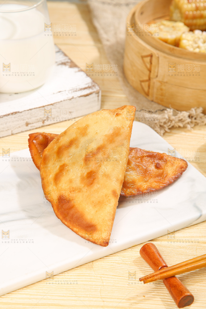 浅底上的脆皮菜饺