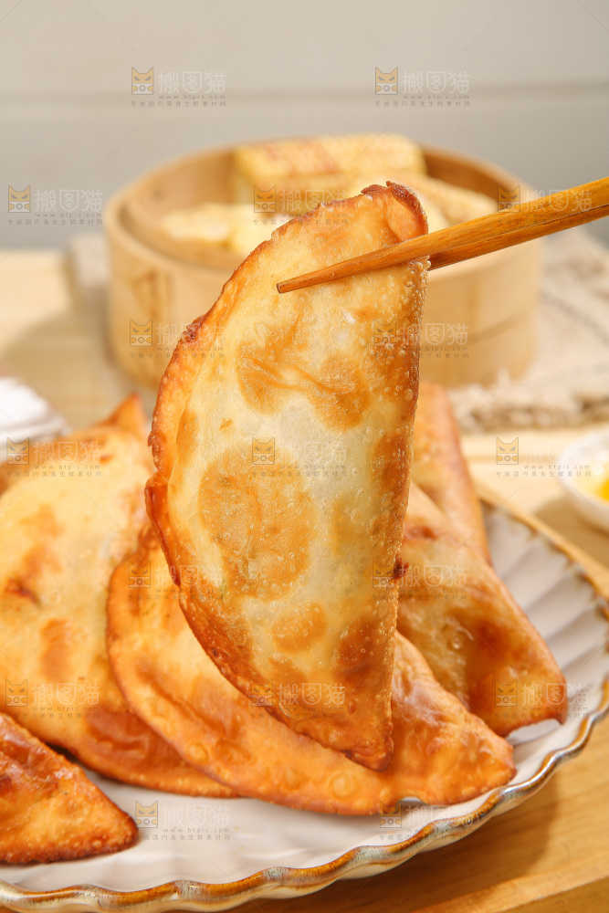 浅底上的脆皮菜饺