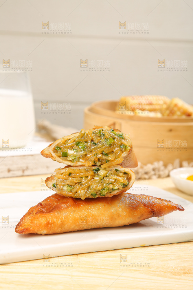 浅底上的脆皮菜饺