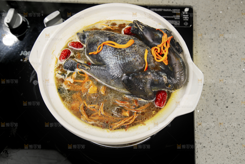 锅里煮着乌鸡汤