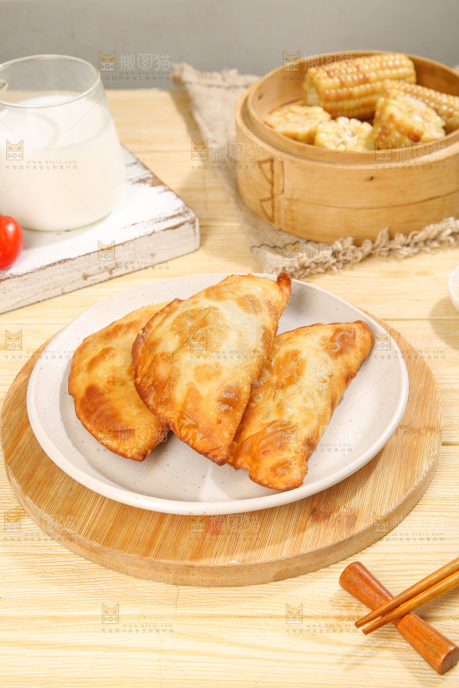 浅底上的脆皮菜饺