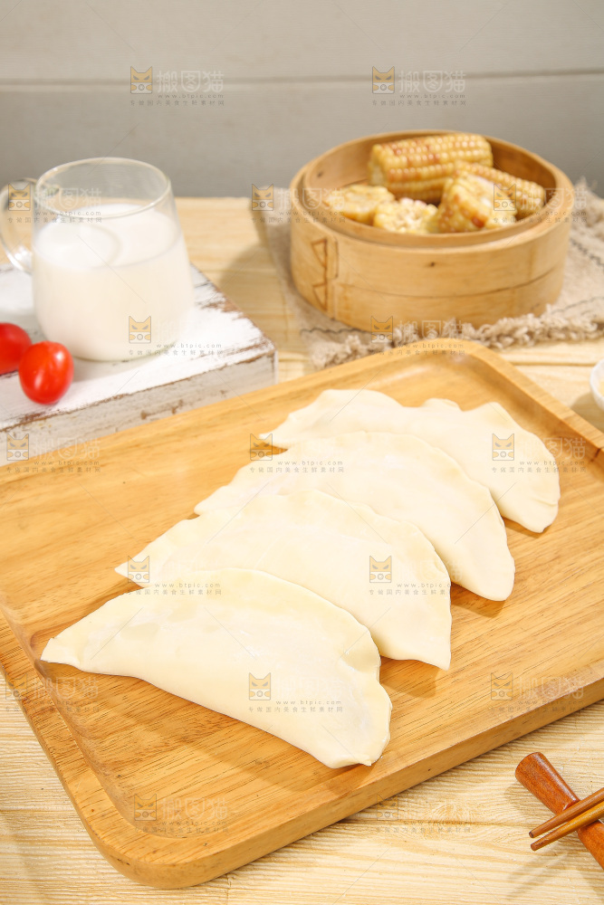 浅底上的脆皮菜饺