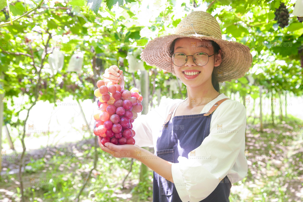 手里拿着新鲜葡萄