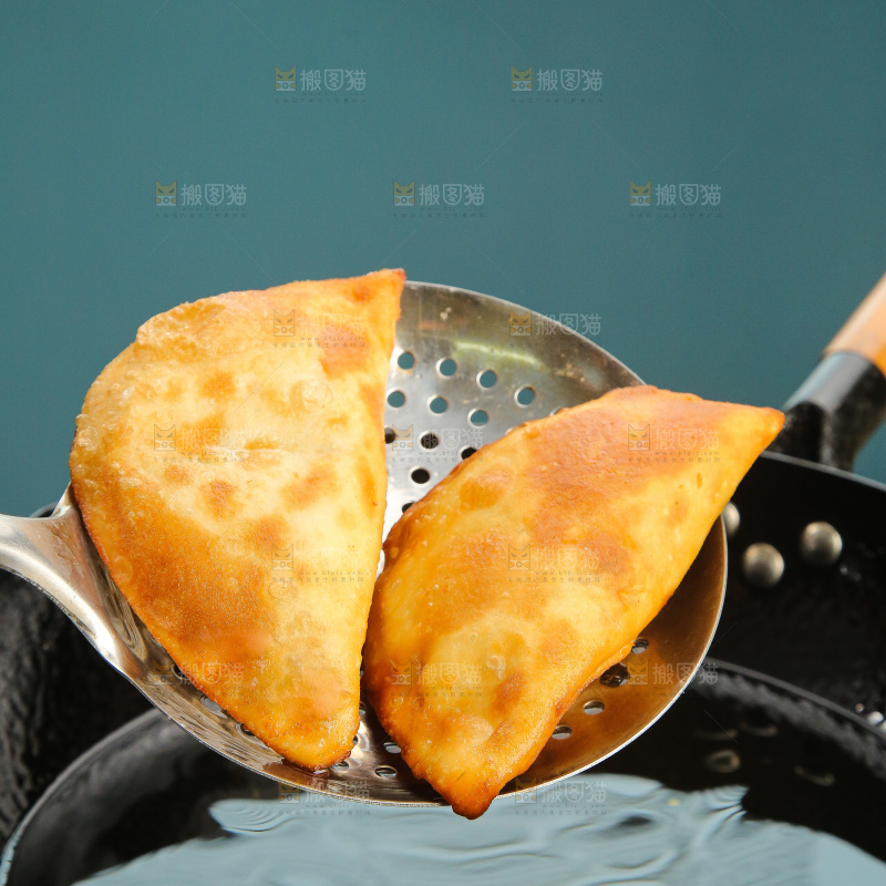 锅里正在炸饺子