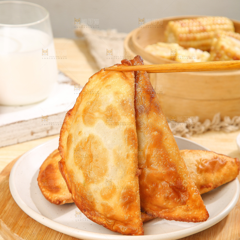 浅底上的脆皮菜饺