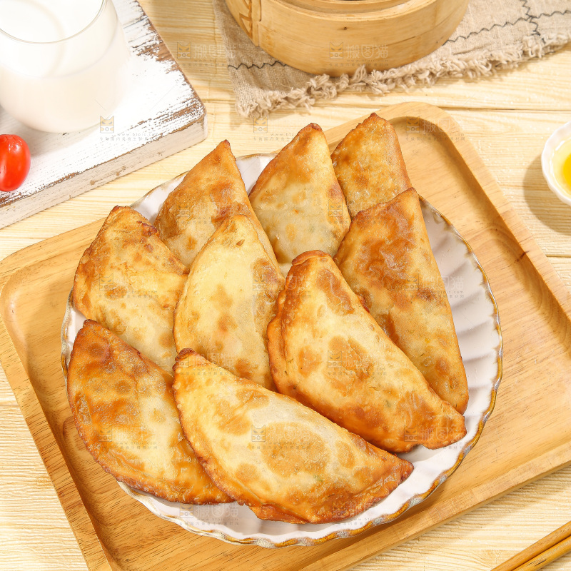 浅底上的脆皮菜饺