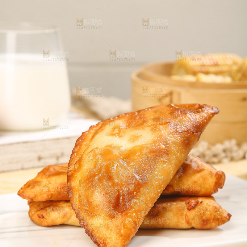 浅底上的脆皮菜饺