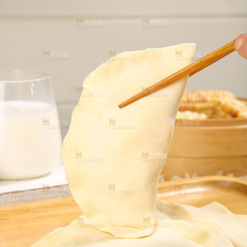 浅底上的脆皮菜饺