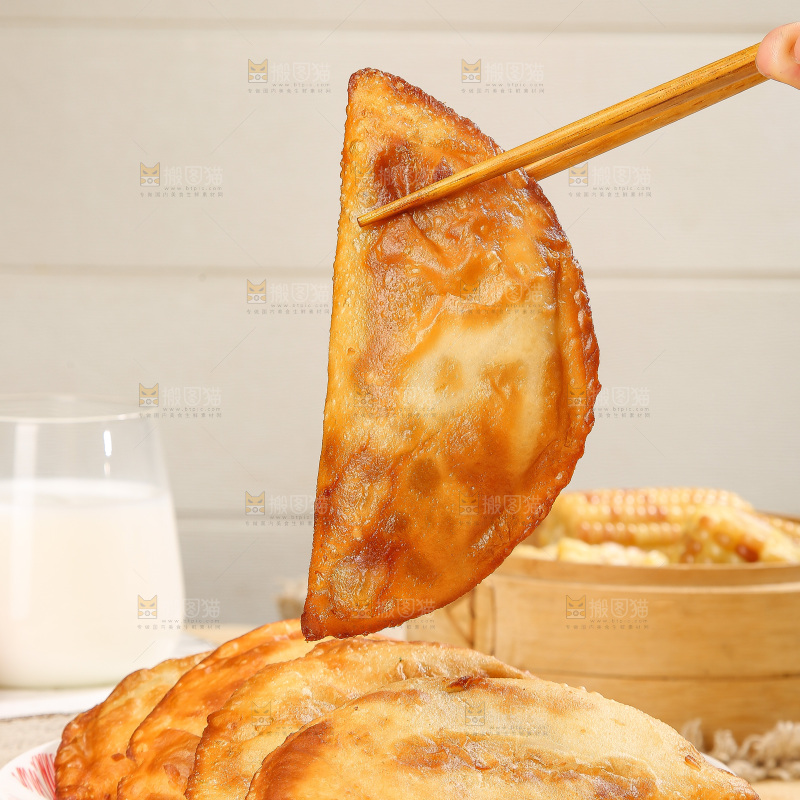 浅底上的脆皮菜饺